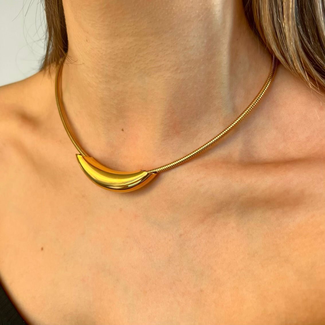 Golden Crescent: Naszyjnik z magnetycznym zapięciem - Pearlippines Biżuteria
