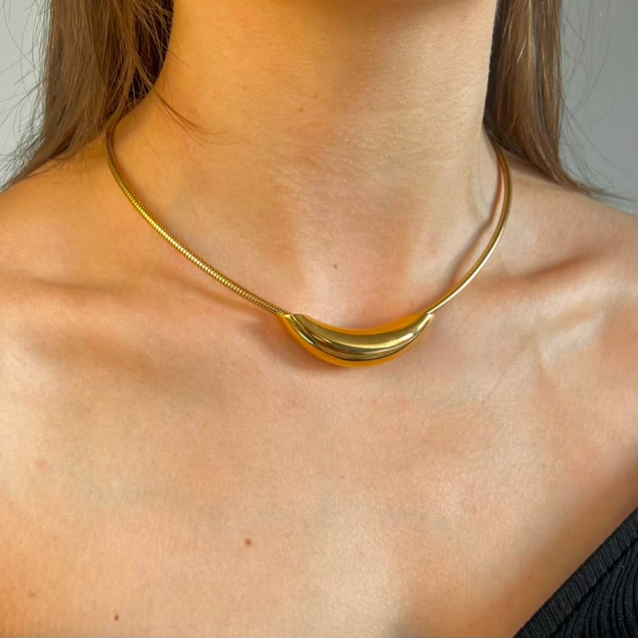 Golden Crescent: Naszyjnik z magnetycznym zapięciem - Pearlippines Biżuteria