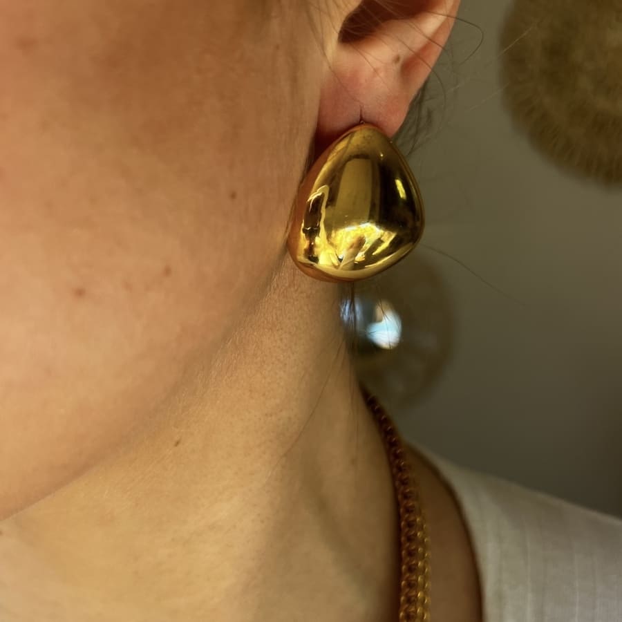 Golden Drop: złote owalne wyraziste kolczyki - Pearlippines Biżuteria