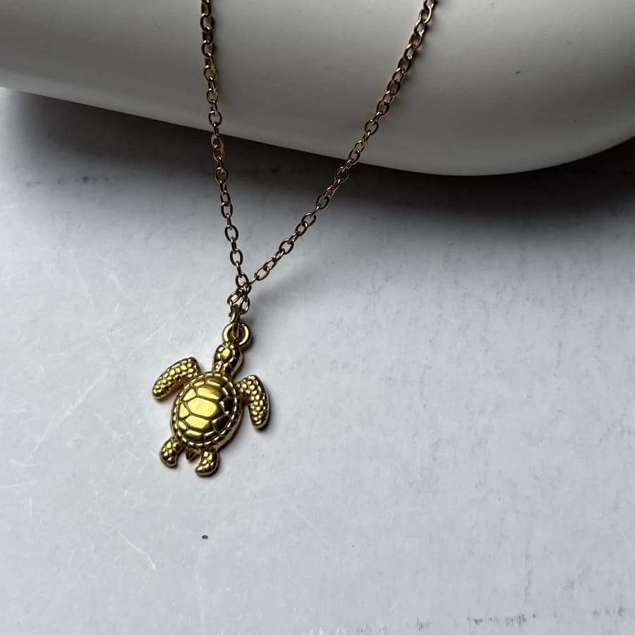 Golden Honu: naszyjnik z żółwiem morskim - Pearlippines Biżuteria