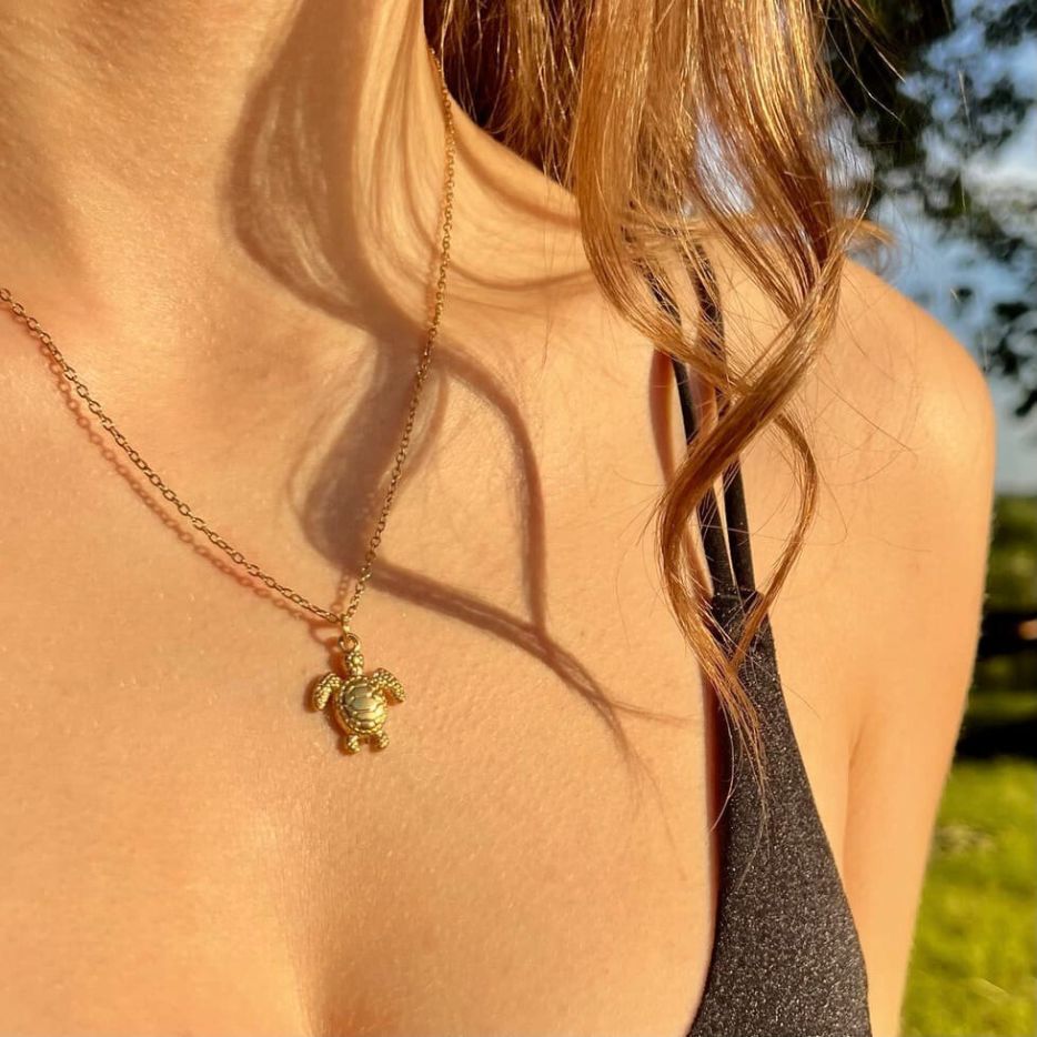 Golden Honu: naszyjnik z żółwiem morskim - Pearlippines Biżuteria