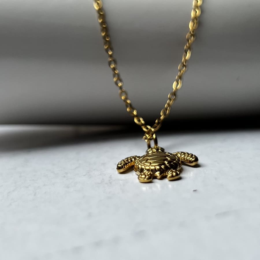Golden Honu: naszyjnik z żółwiem morskim - Pearlippines Biżuteria