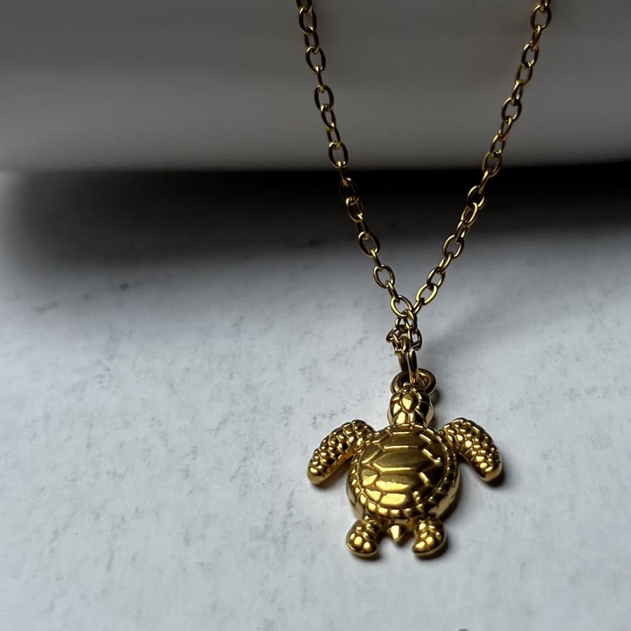 Golden Honu: naszyjnik z żółwiem morskim - Pearlippines Biżuteria