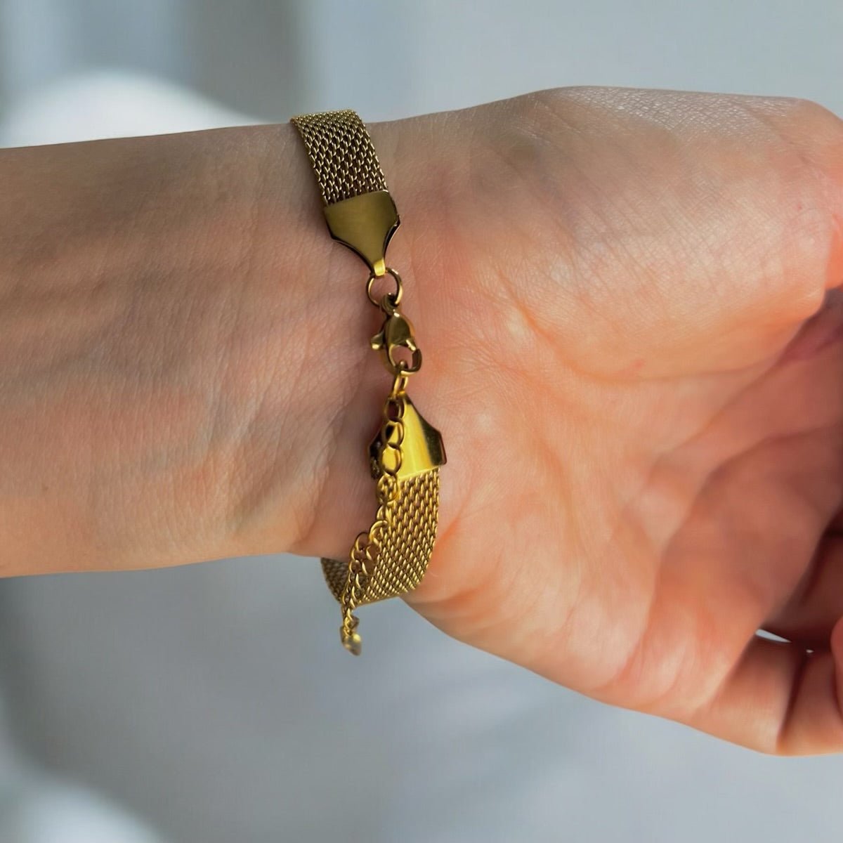 Golden Mesh: Elegancka bransoletka z siateczkową strukturą - Pearlippines Biżuteria