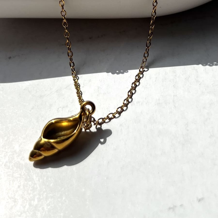 Golden Trumpet Shell: złoty naszyjnik z muszlą trąbkową - Pearlippines Biżuteria