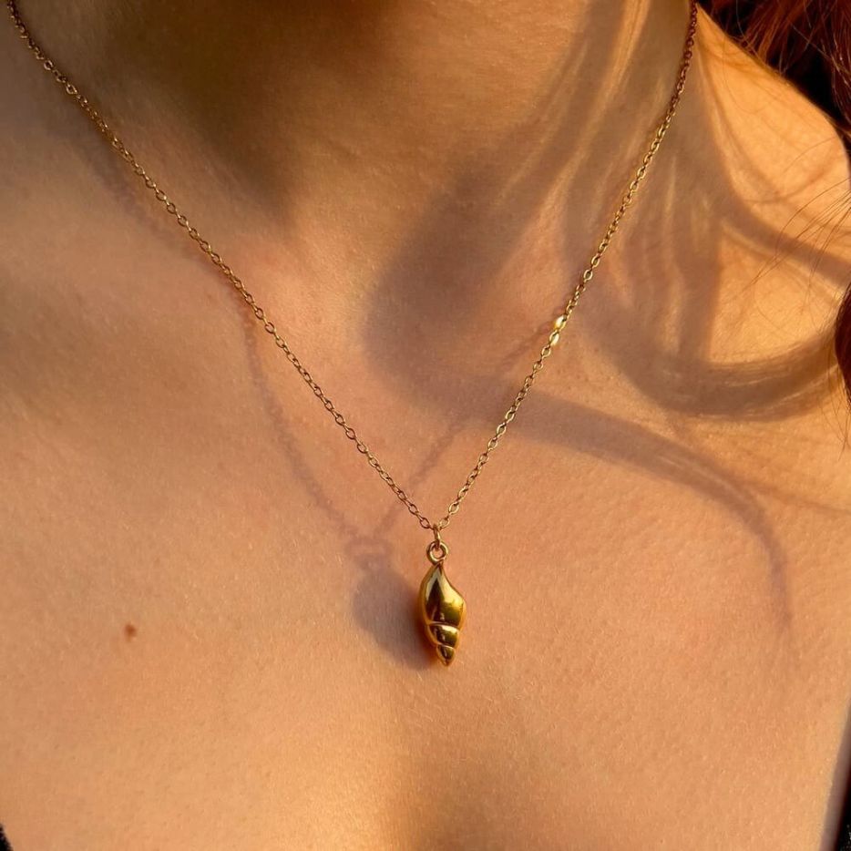 Golden Trumpet Shell: złoty naszyjnik z muszlą trąbkową - Pearlippines Biżuteria