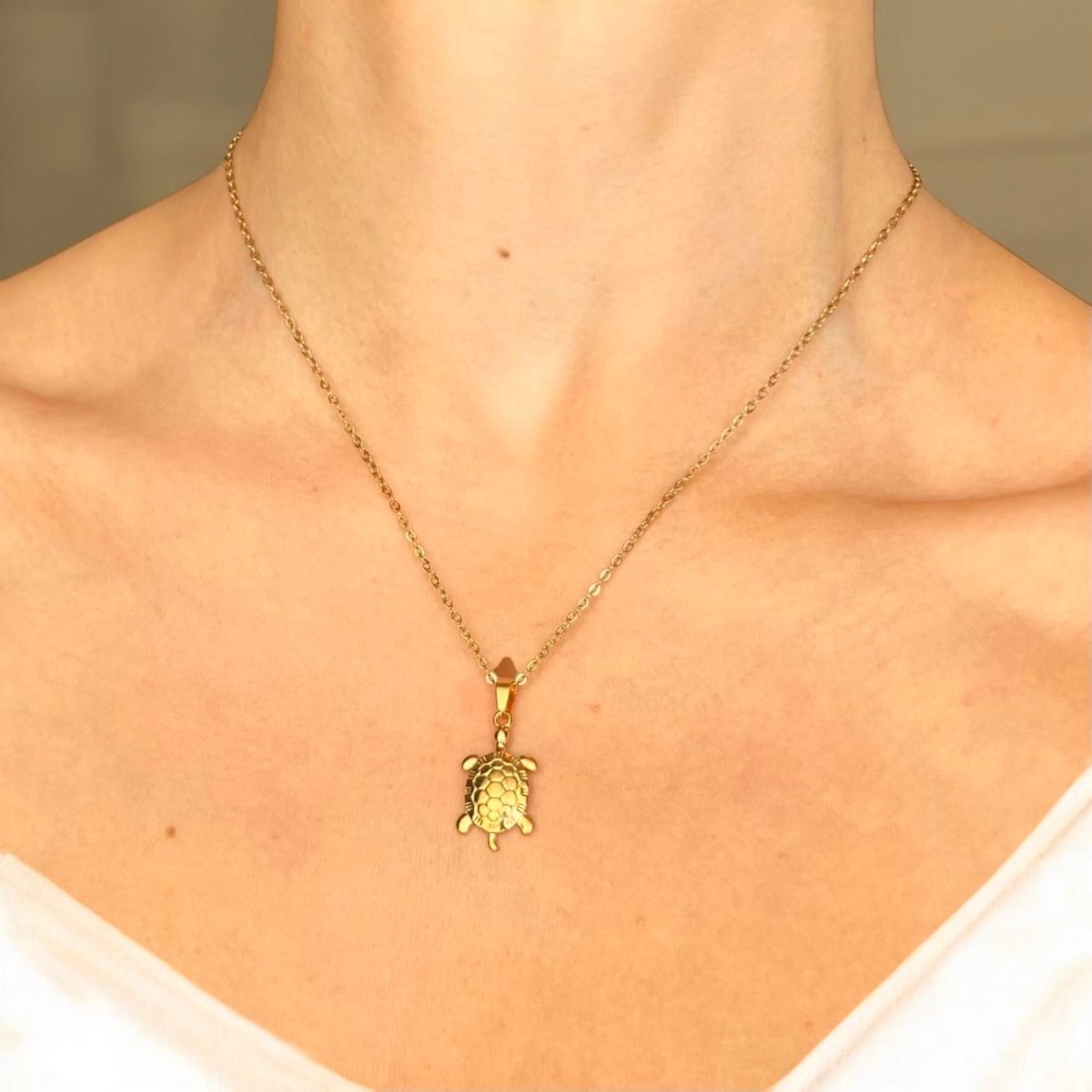 Golden Turtle: Naszyjnik z zawieszką żółwia - Pearlippines Biżuteria