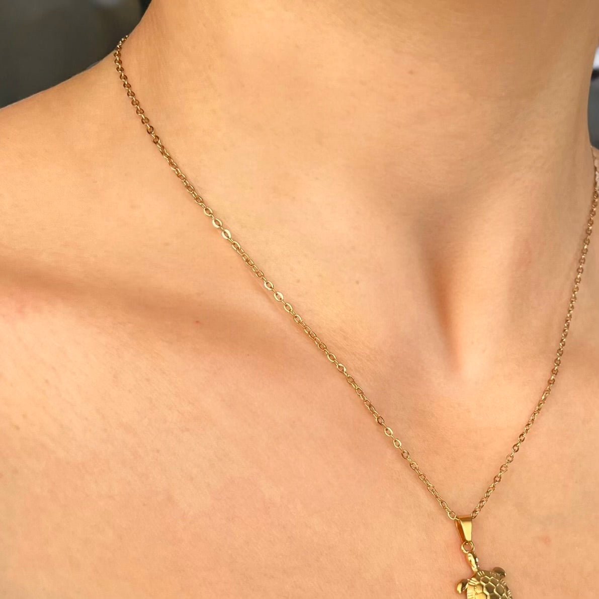 Golden Turtle: Naszyjnik z zawieszką żółwia - Pearlippines Biżuteria