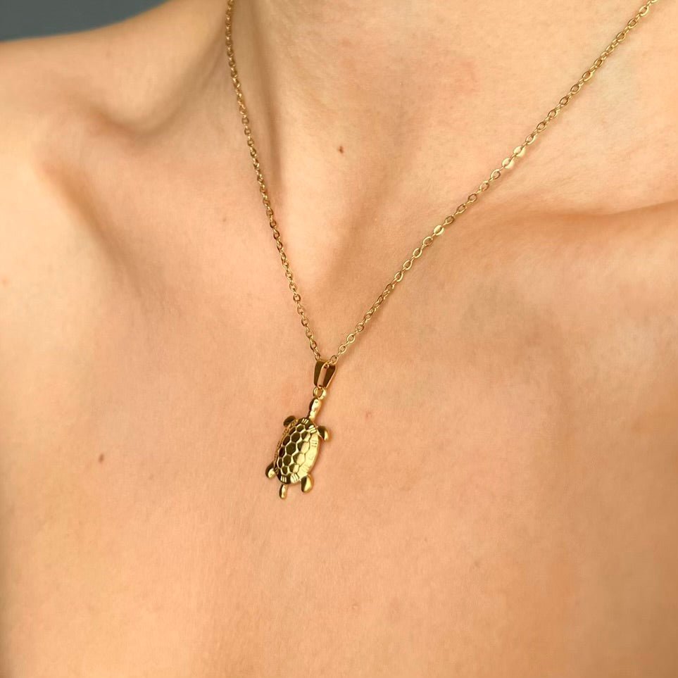 Golden Turtle: Naszyjnik z zawieszką żółwia - Pearlippines Biżuteria