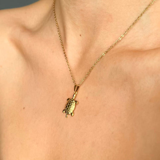 Golden Turtle: Naszyjnik z zawieszką żółwia - Pearlippines Biżuteria