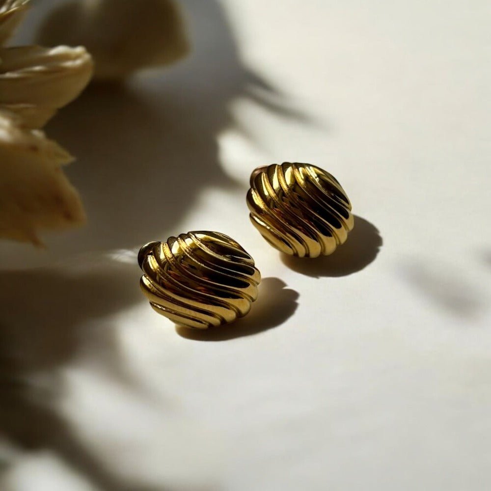 Golden Waves: złote kolczyki o falistym wzorze - Pearlippines Biżuteria