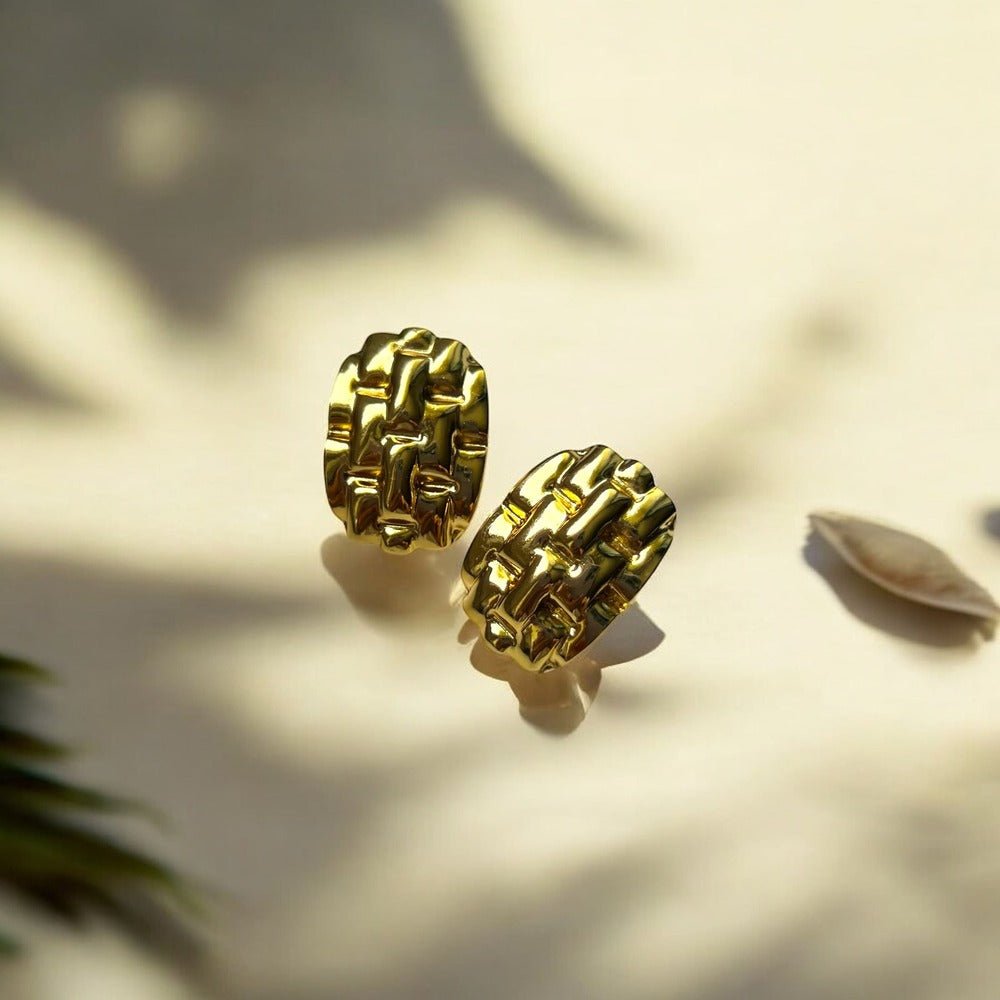 Golden Weave: złote kolczyki plecione, elegancja w klasycznej formie - Pearlippines Biżuteria