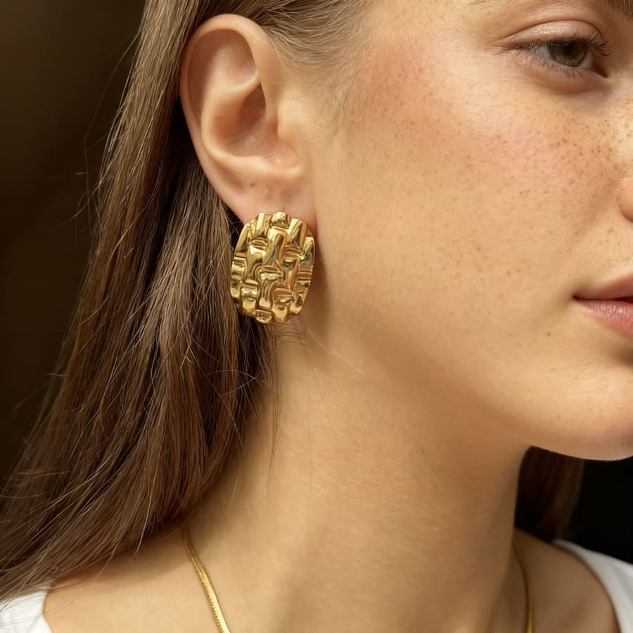 Golden Weave: złote kolczyki plecione, elegancja w klasycznej formie - Pearlippines Biżuteria