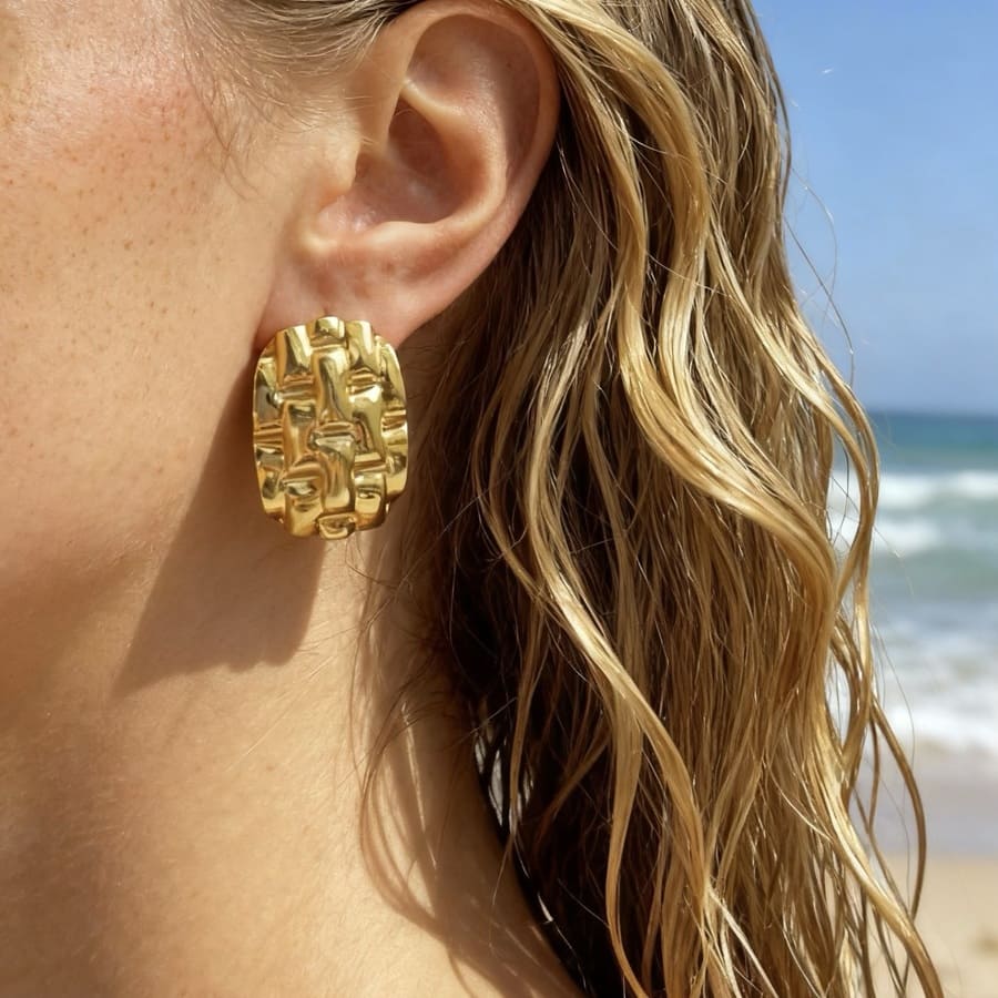Golden Weave: złote kolczyki plecione, elegancja w klasycznej formie - Pearlippines Biżuteria