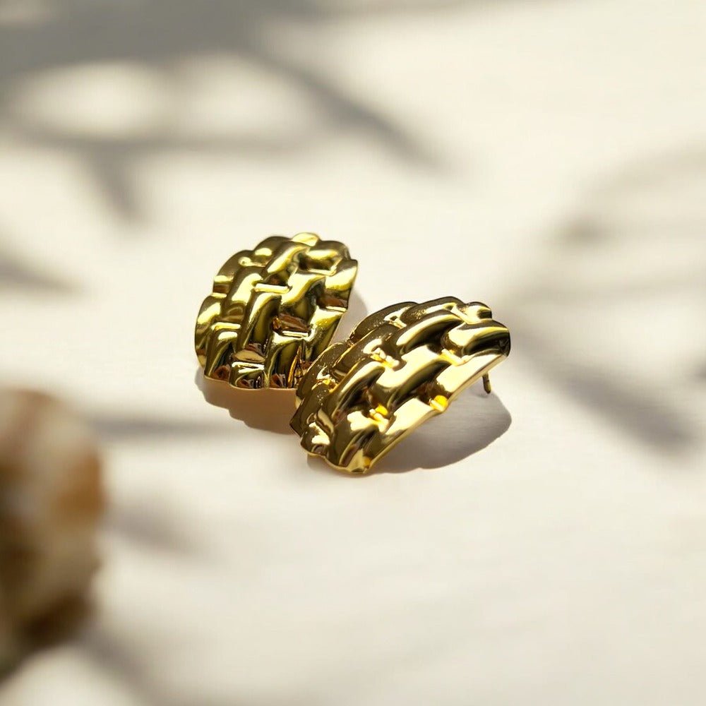 Golden Weave: złote kolczyki plecione, elegancja w klasycznej formie - Pearlippines Biżuteria