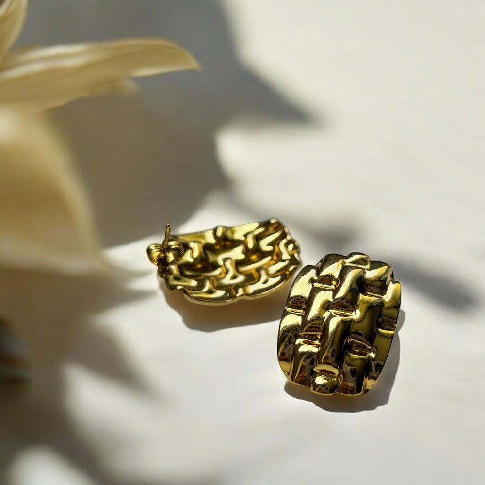 Golden Weave: złote kolczyki plecione, elegancja w klasycznej formie - Pearlippines Biżuteria
