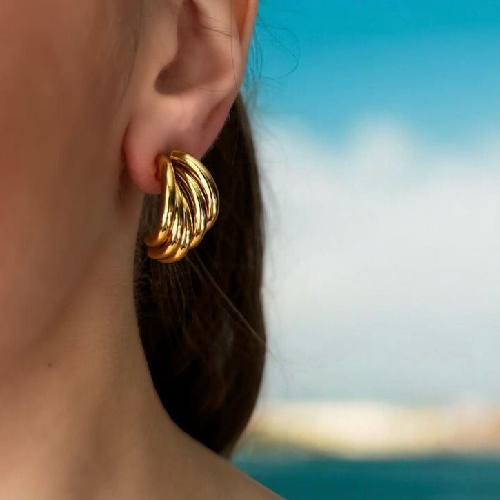 Liquid Gold: złote kolczyki o płynnej formie – harmonia ruchu i elegancji - Pearlippines Biżuteria