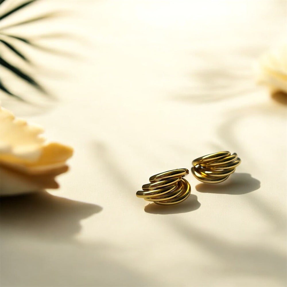 Liquid Gold: złote kolczyki o płynnej formie – harmonia ruchu i elegancji - Pearlippines Biżuteria