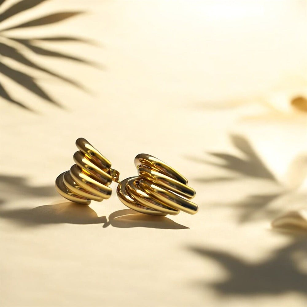 Liquid Gold: złote kolczyki o płynnej formie – harmonia ruchu i elegancji - Pearlippines Biżuteria