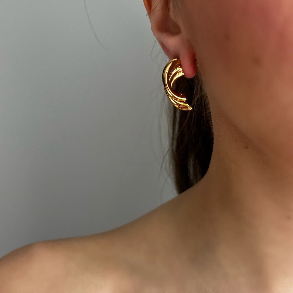 Liquid Gold: złote kolczyki o płynnej formie – harmonia ruchu i elegancji - Pearlippines Biżuteria