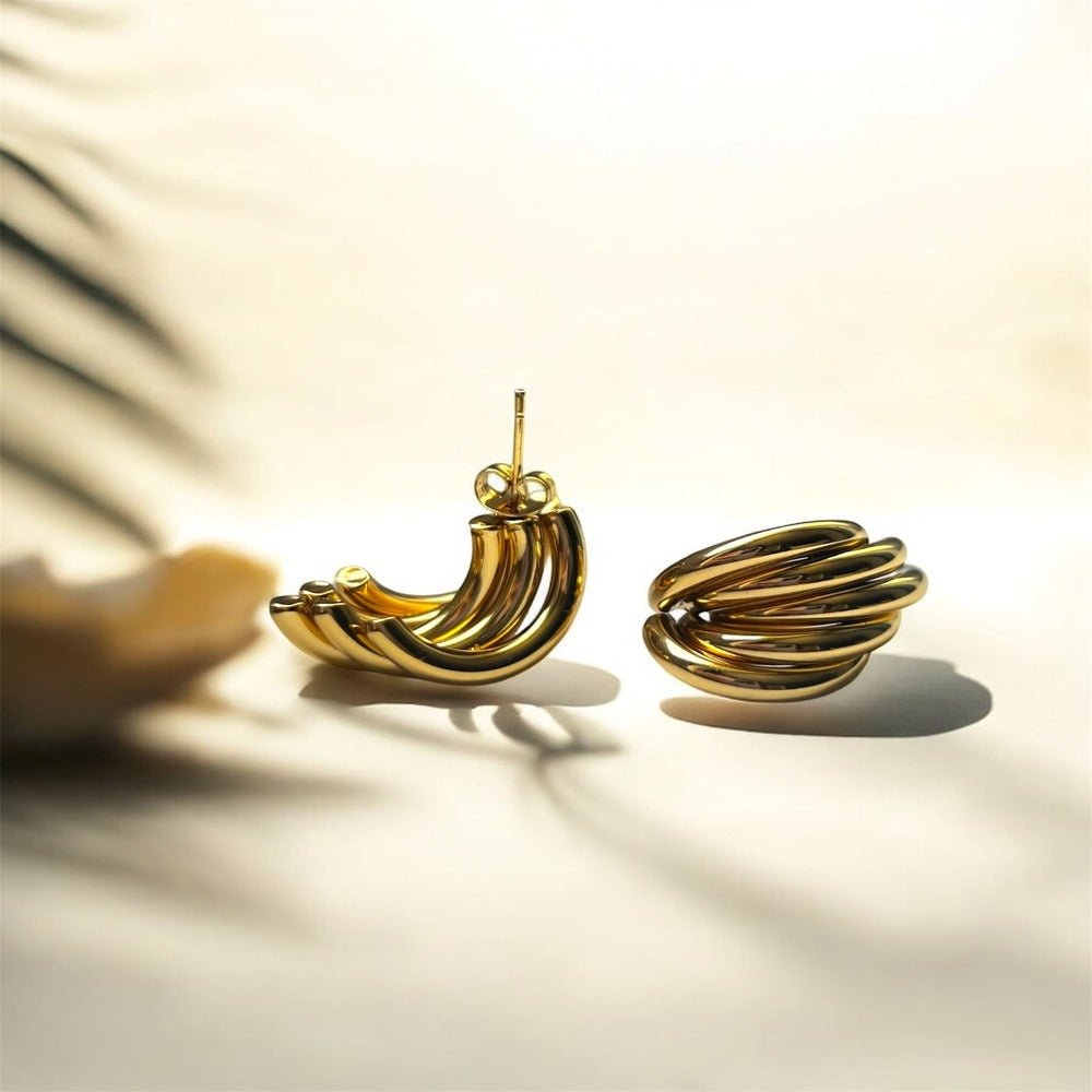 Liquid Gold: złote kolczyki o płynnej formie – harmonia ruchu i elegancji - Pearlippines Biżuteria