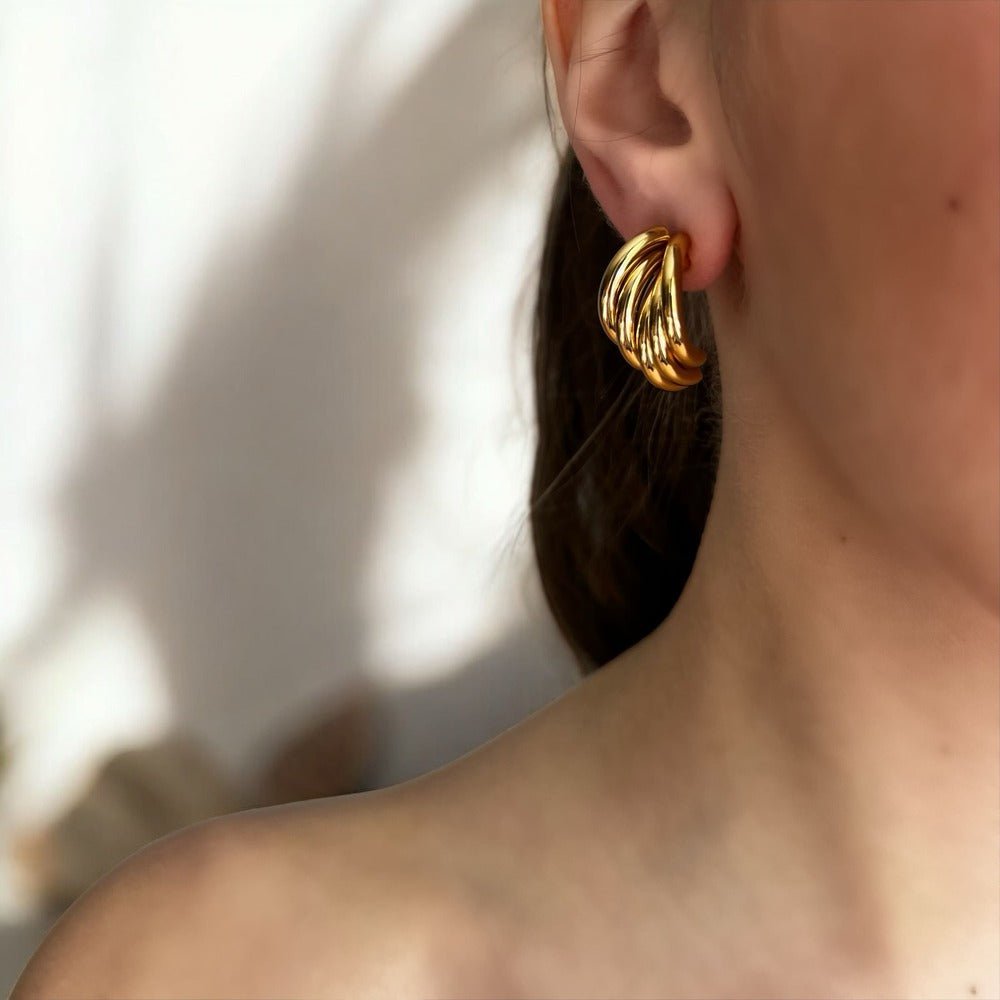 Liquid Gold: złote kolczyki o płynnej formie – harmonia ruchu i elegancji - Pearlippines Biżuteria