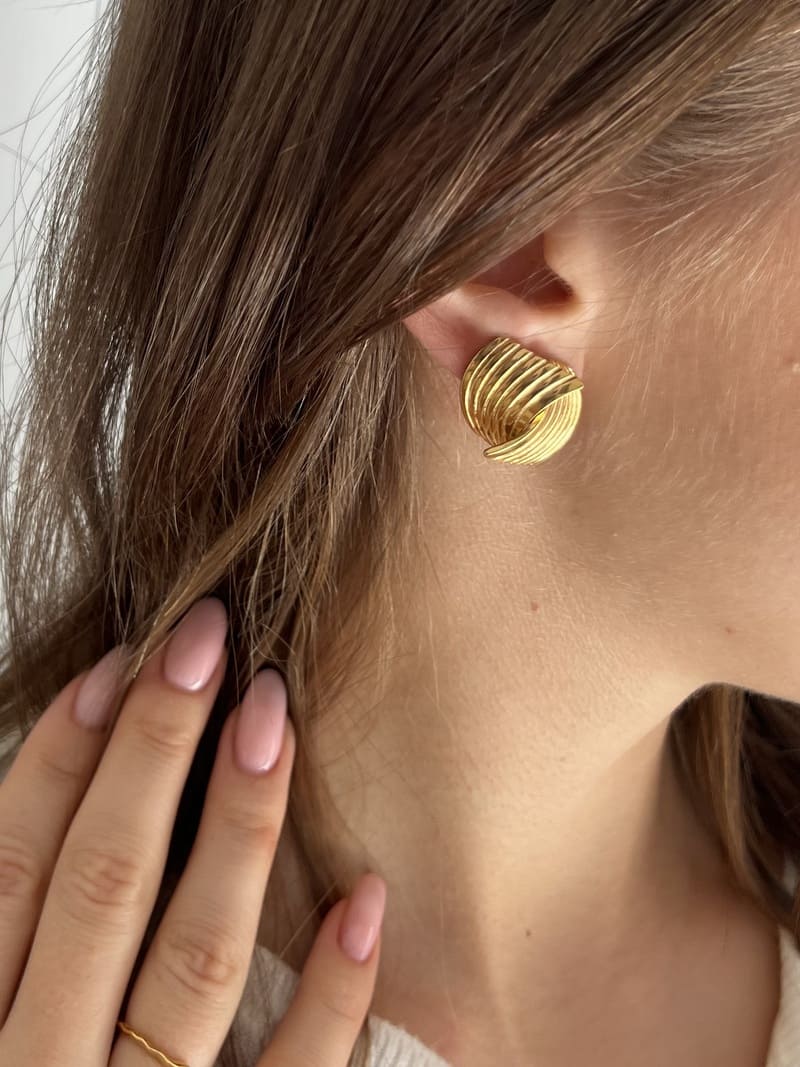 Luxe Wave: eleganckie złote kolczyki w formie fali - Pearlippines Biżuteria