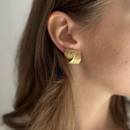 Luxe Wave: eleganckie złote kolczyki w formie fali - Pearlippines Biżuteria