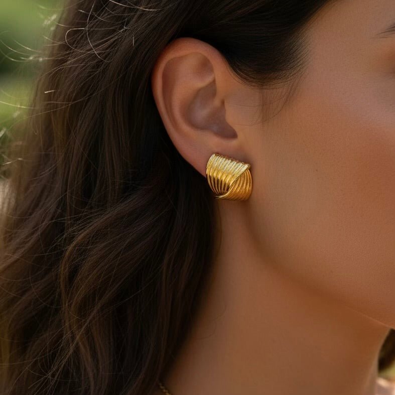 Luxe Wave: eleganckie złote kolczyki w formie fali - Pearlippines Biżuteria