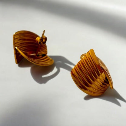 Luxe Wave: eleganckie złote kolczyki w formie fali - Pearlippines Biżuteria