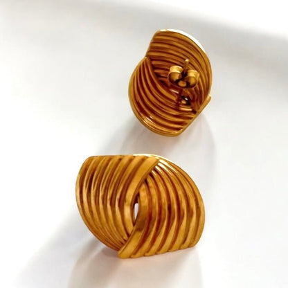 Luxe Wave: eleganckie złote kolczyki w formie fali - Pearlippines Biżuteria