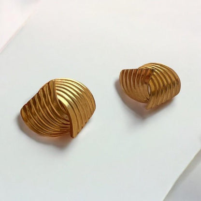 Luxe Wave: eleganckie złote kolczyki w formie fali - Pearlippines Biżuteria