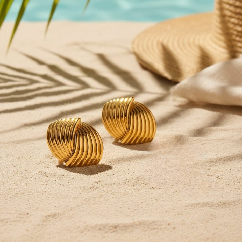 Luxe Wave: eleganckie złote kolczyki w formie fali - Pearlippines Biżuteria