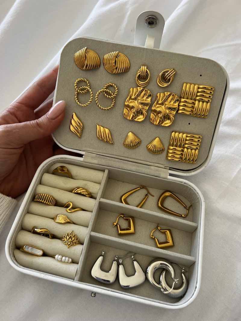 Luxe Wave: eleganckie złote kolczyki w formie fali - Pearlippines Biżuteria