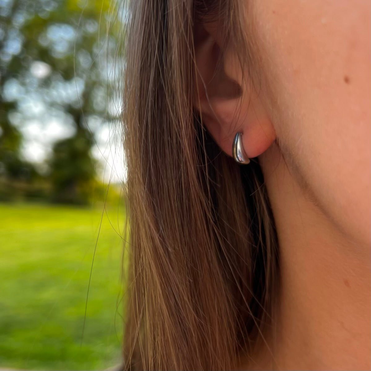 Minimalist Touch: drobne złote kolczyki w minimalistycznym stylu - Pearlippines Biżuteria