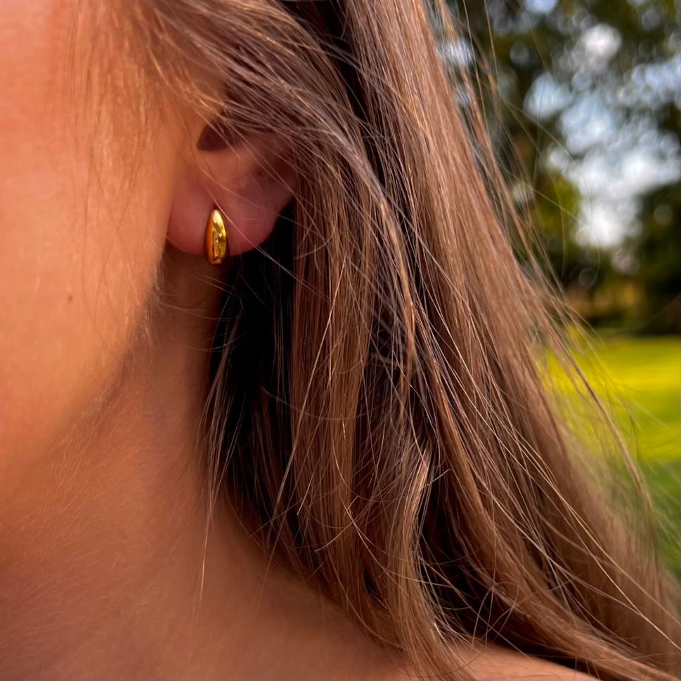 Minimalist Touch: drobne złote kolczyki w minimalistycznym stylu - Pearlippines Biżuteria