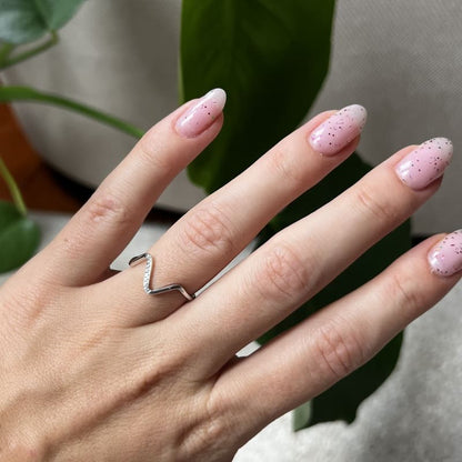 Minimalistyczny srebrny pierścionek z kryształkami - Pearlippines Biżuteria