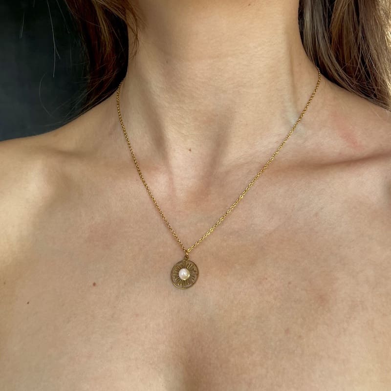 Naszyjnik z ozdobną tarczą i różowym kamieniem - Pearlippines Biżuteria