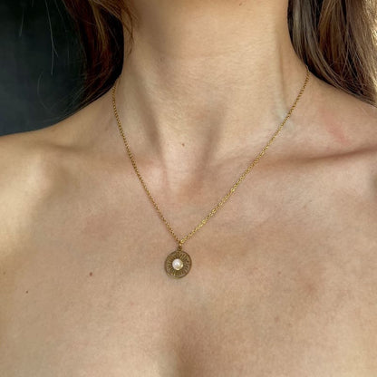 Naszyjnik z ozdobną tarczą i różowym kamieniem - Pearlippines Biżuteria