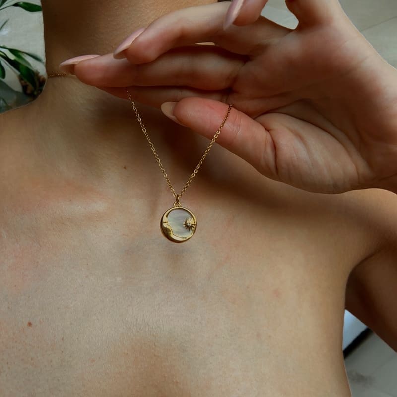 Naszyjnik z perłowym medalionem księżyc i słońce - Pearlippines Biżuteria