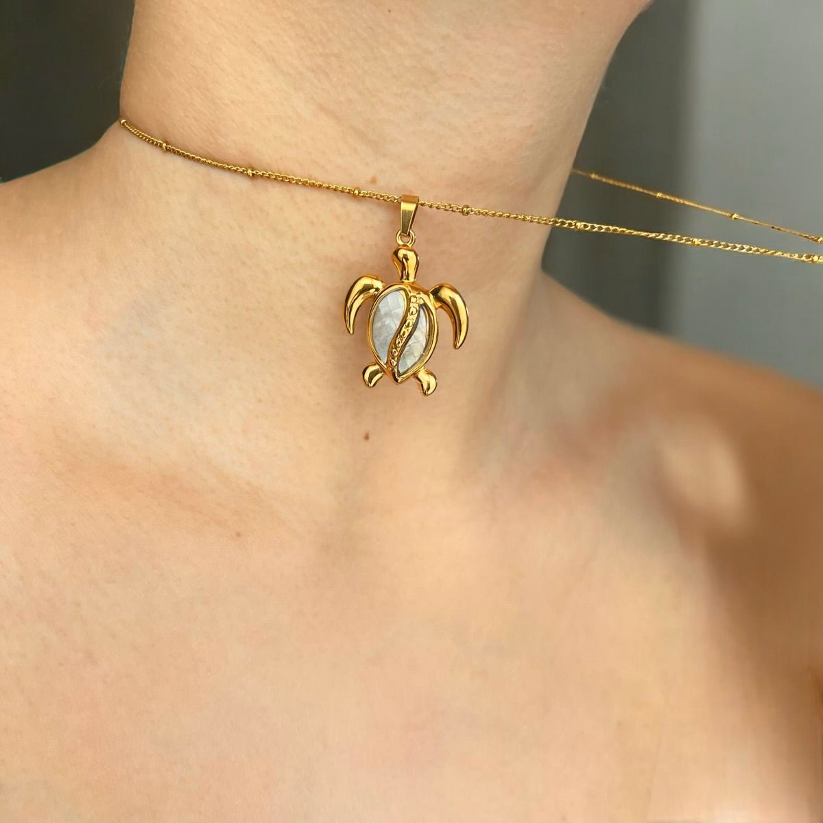 Ocean Spirit: Naszyjnik z żółwiem i masą perłową - Pearlippines Biżuteria