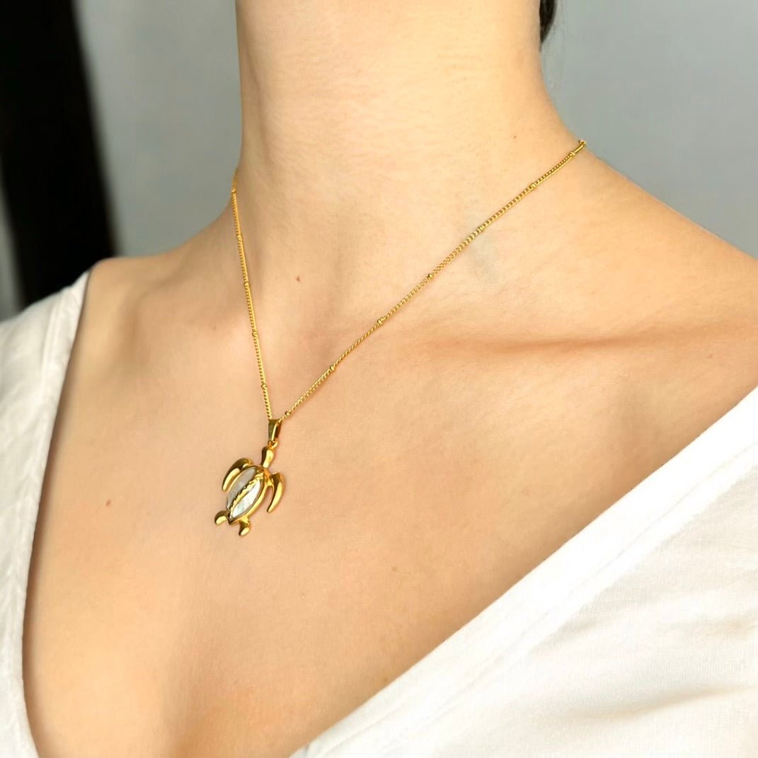 Ocean Spirit: Naszyjnik z żółwiem i masą perłową - Pearlippines Biżuteria