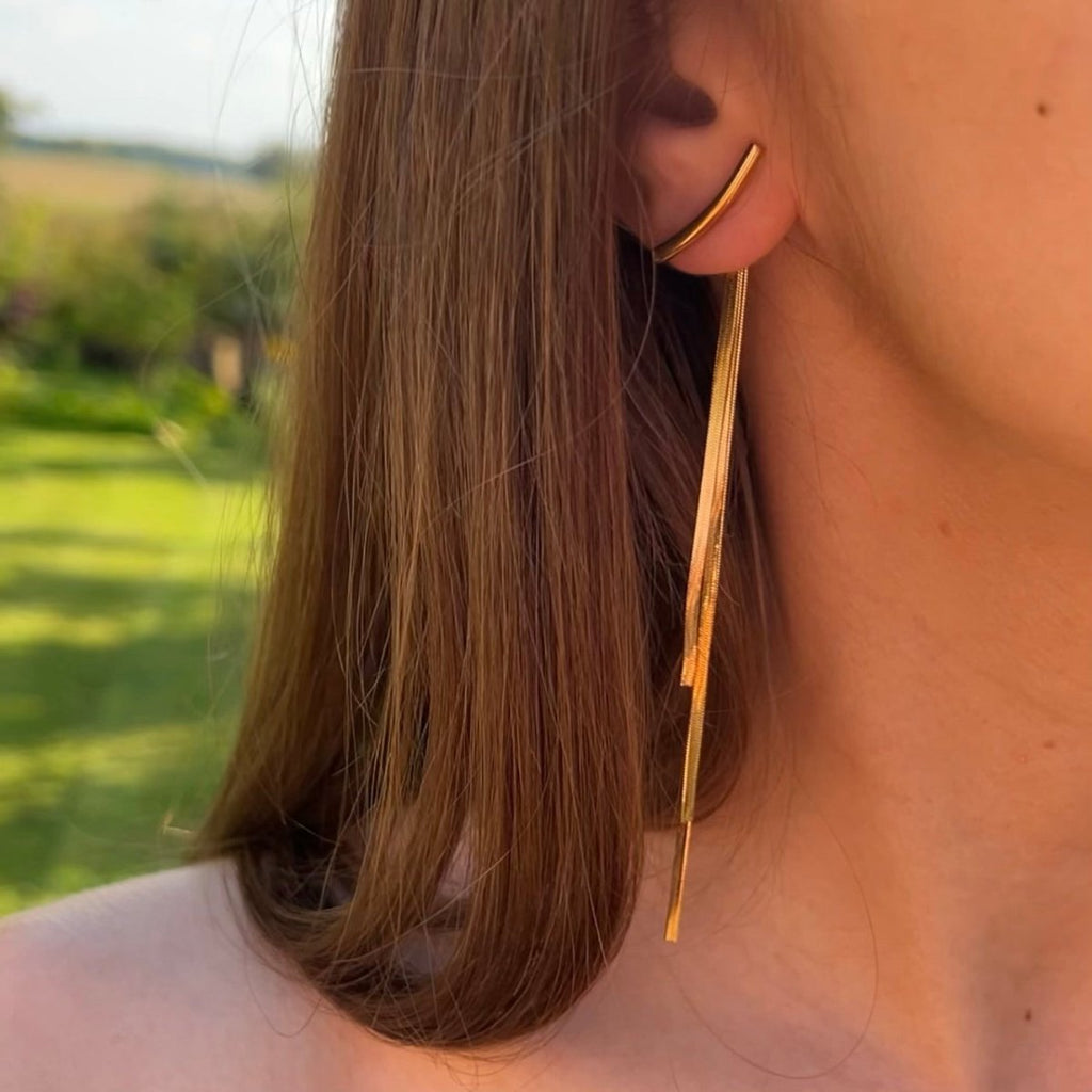 Octavia: złote kolczyki o falującym kształcie - Pearlippines Biżuteria