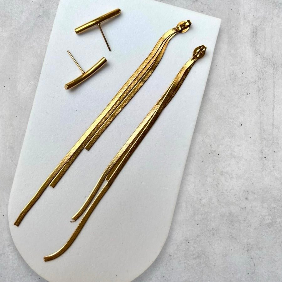 Octavia: złote kolczyki o falującym kształcie - Pearlippines Biżuteria