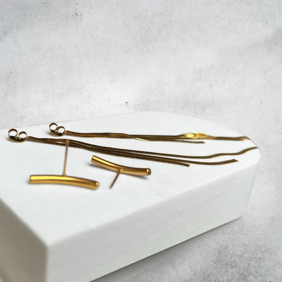 Octavia: złote kolczyki o falującym kształcie - Pearlippines Biżuteria