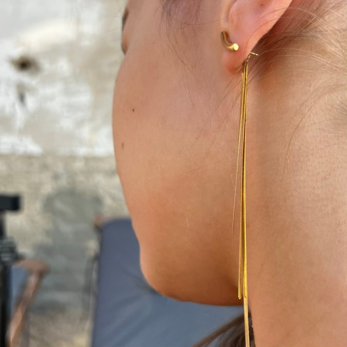 Octavia: złote kolczyki o falującym kształcie - Pearlippines Biżuteria