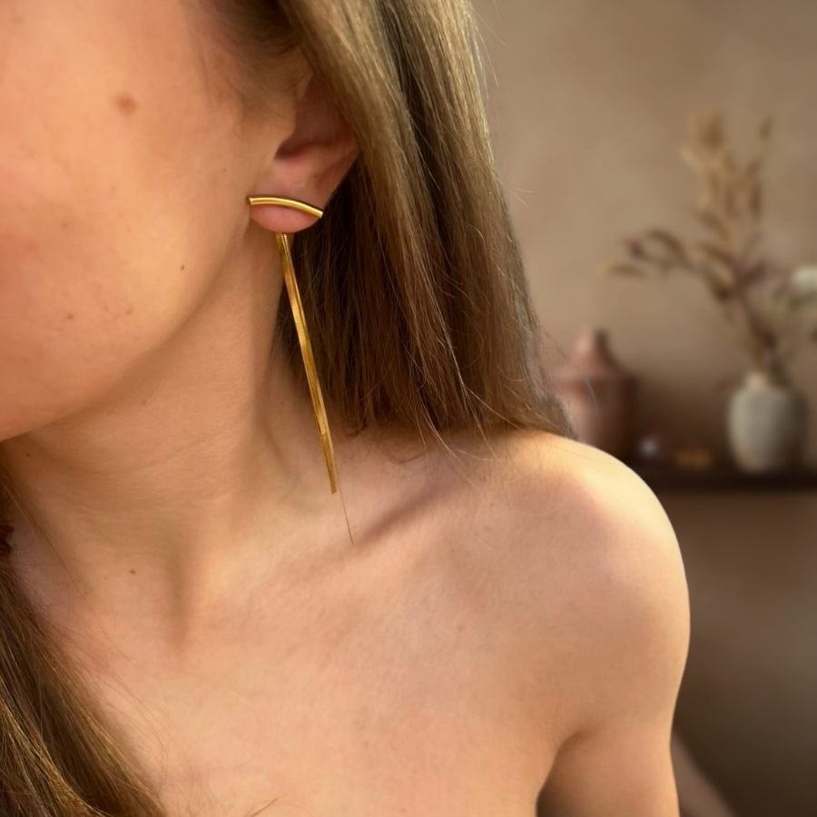 Octavia: złote kolczyki o falującym kształcie - Pearlippines Biżuteria