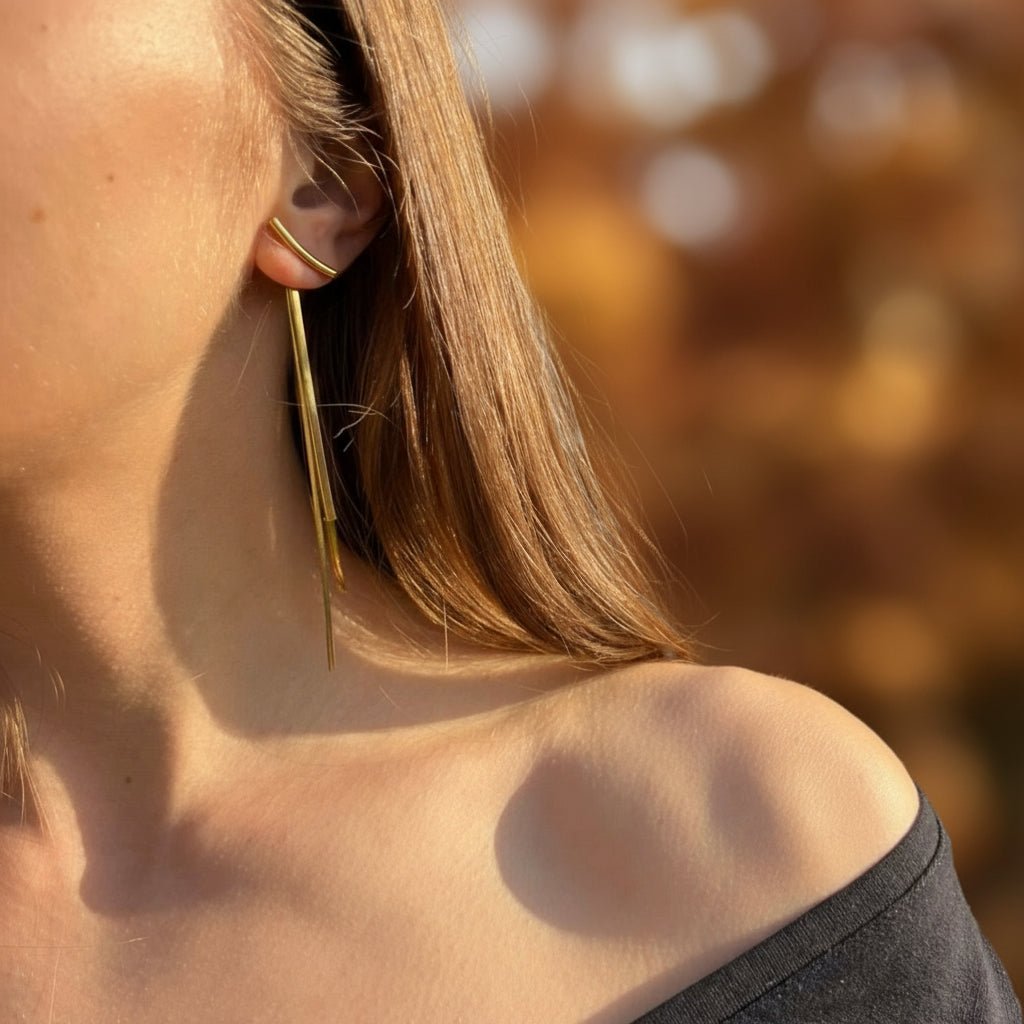 Octavia: złote kolczyki o falującym kształcie - Pearlippines Biżuteria