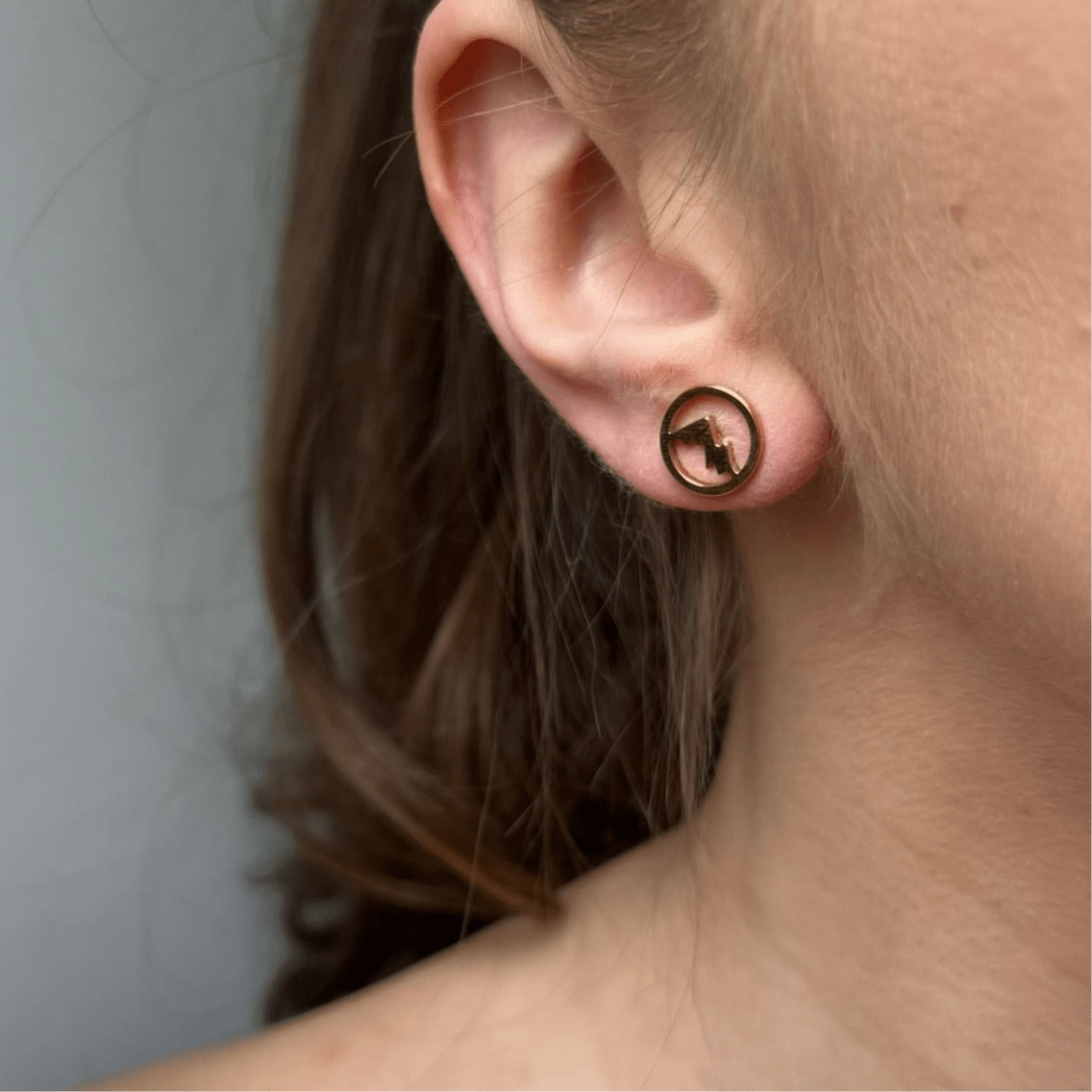 Peak: minimalistyczne kolczyki z motywem gór - Pearlippines Biżuteria