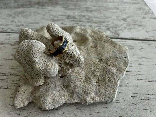 Regulowany pierścionek z ciemną masą perłową - Pearlippines Biżuteria